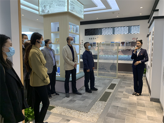 參觀(guān)杭紹臺(tái)高速崇仁服務(wù)區(qū)“清廉驛站”.jpg